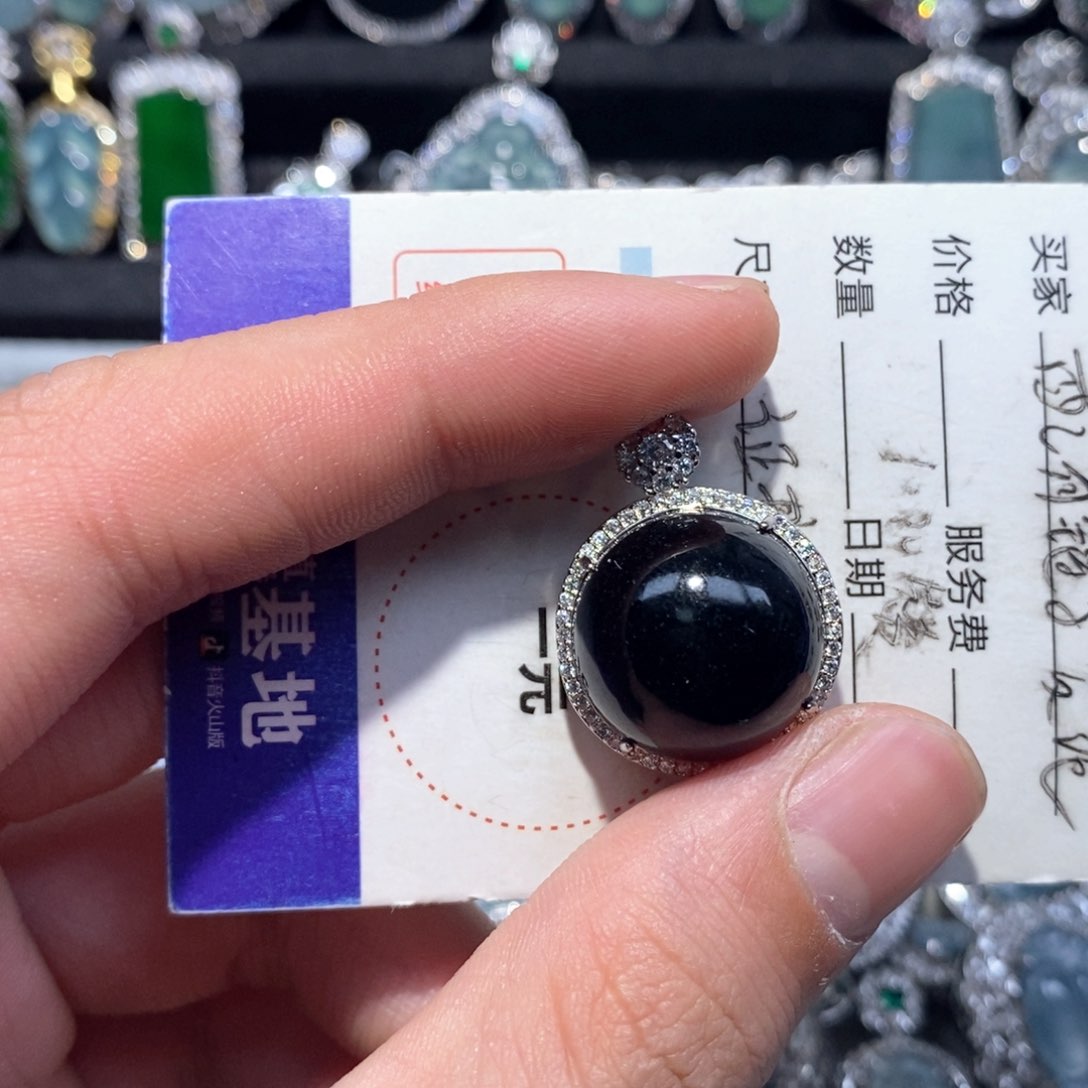 翡翠颈饰未镶嵌翡翠