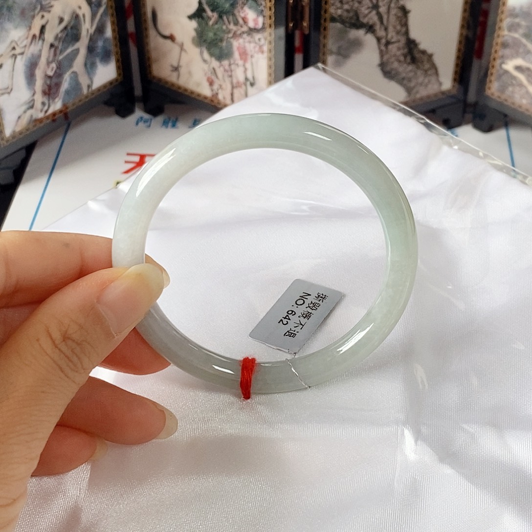 翡翠未镶嵌手镯（圆镯）手镯