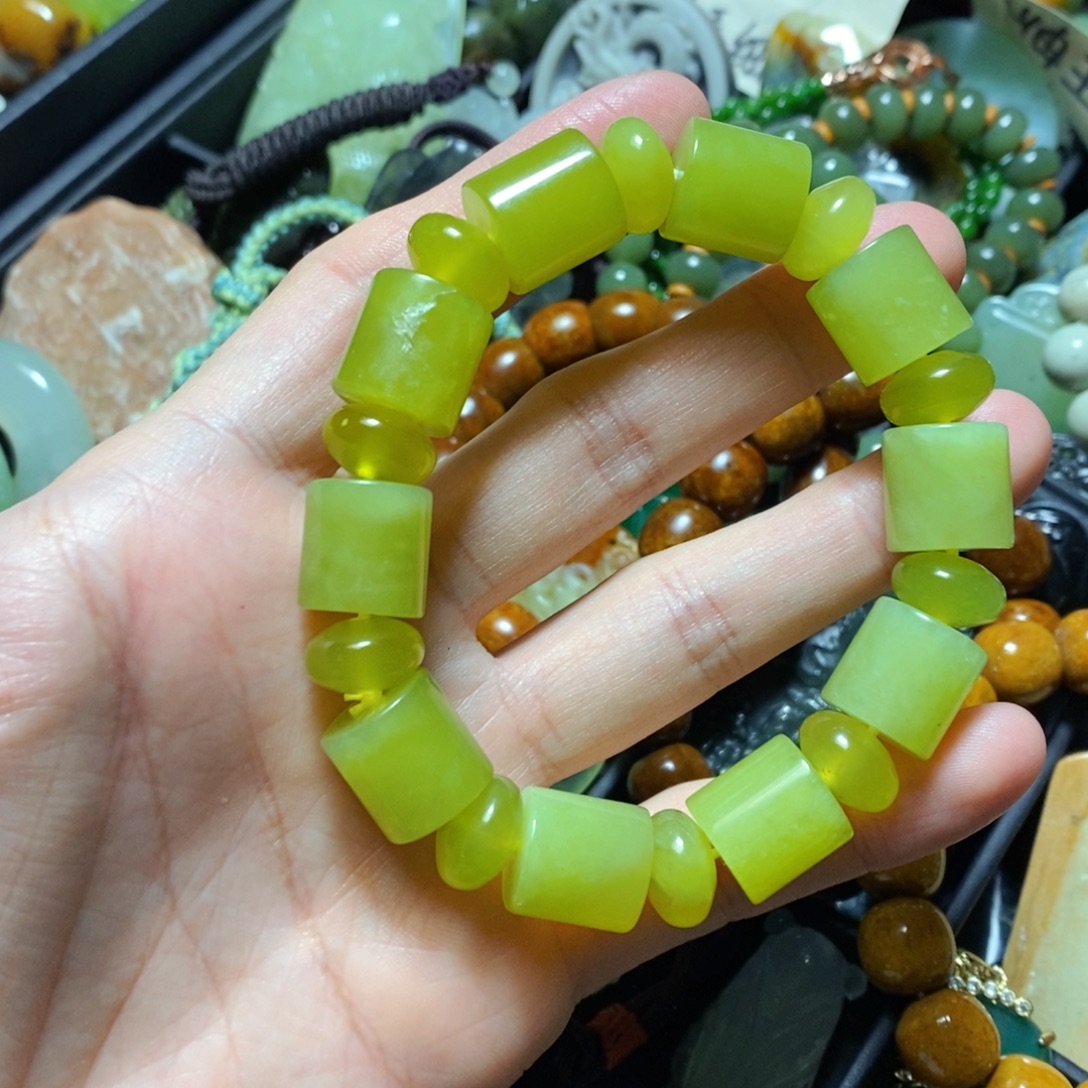 蛇纹石玉未镶嵌颈饰微瑕