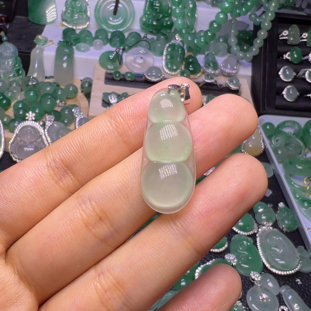 石英质玉（非洲翠）未镶嵌颈饰