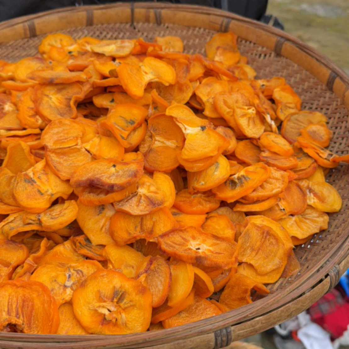 农家自然晾晒干柿子片