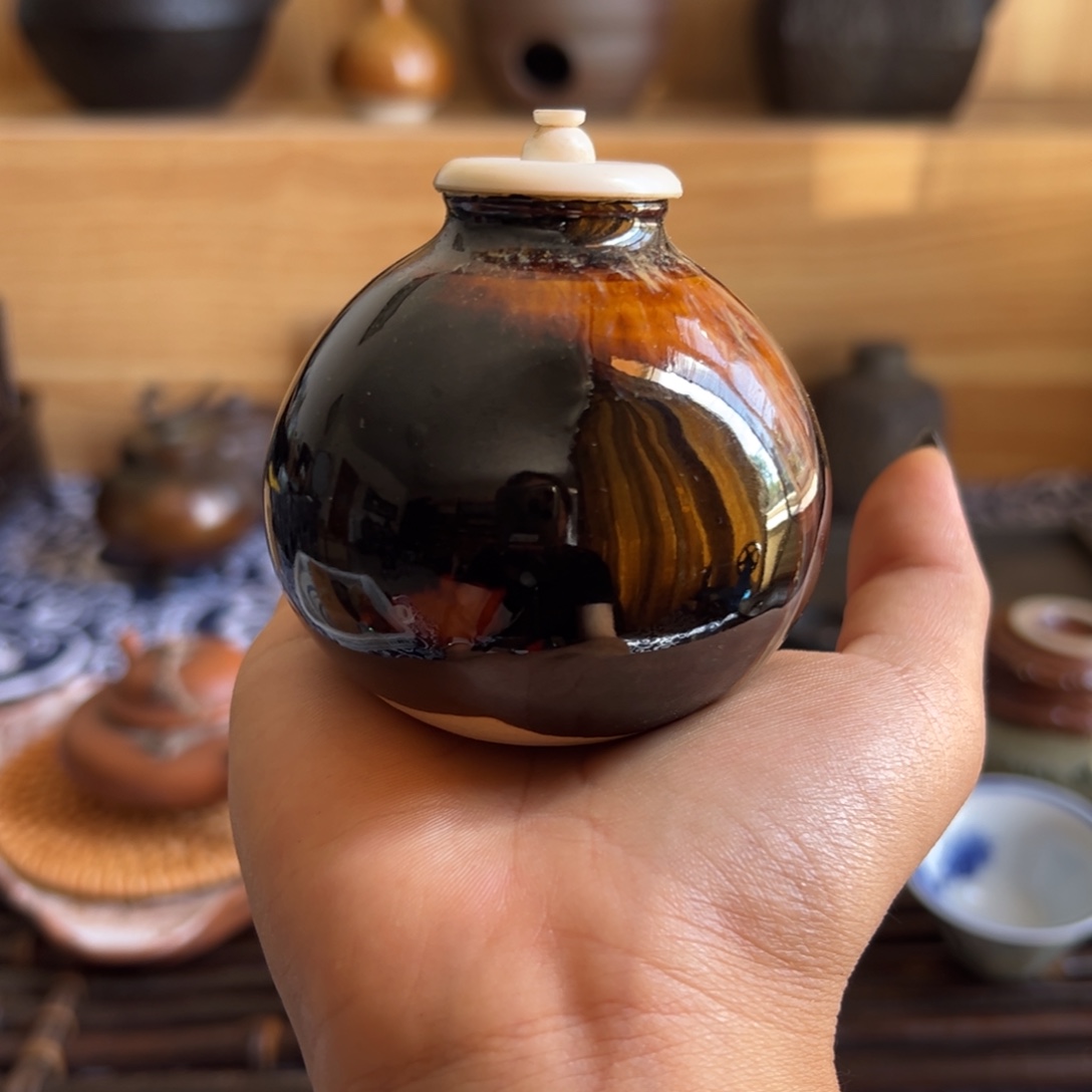 一只小茶入非常漂亮