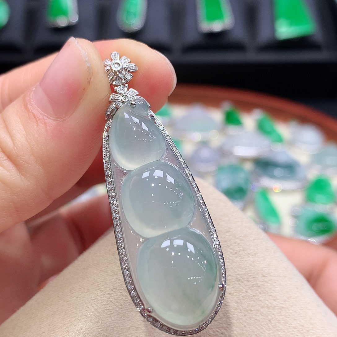 翡翠颈饰18K金镶嵌福豆