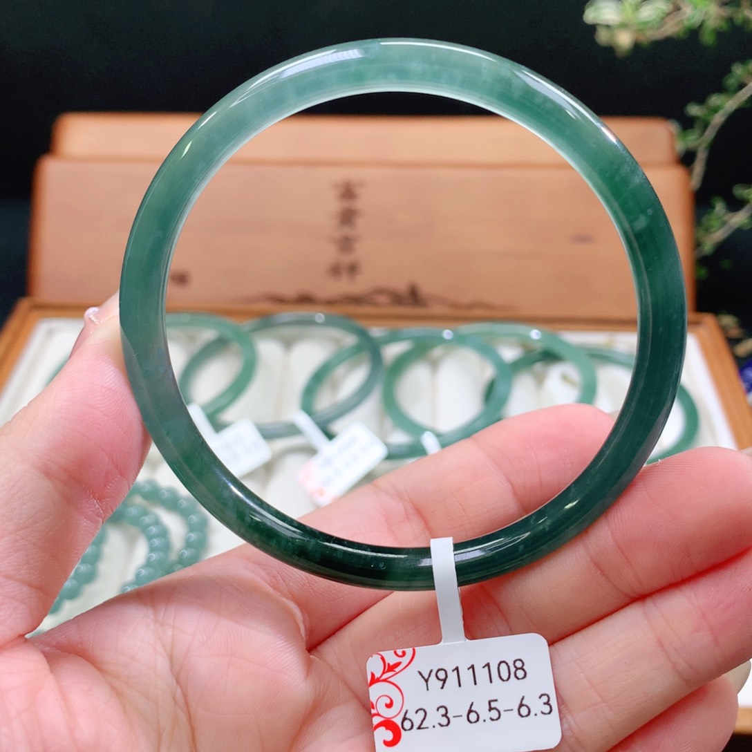 翡翠手镯未镶嵌天然