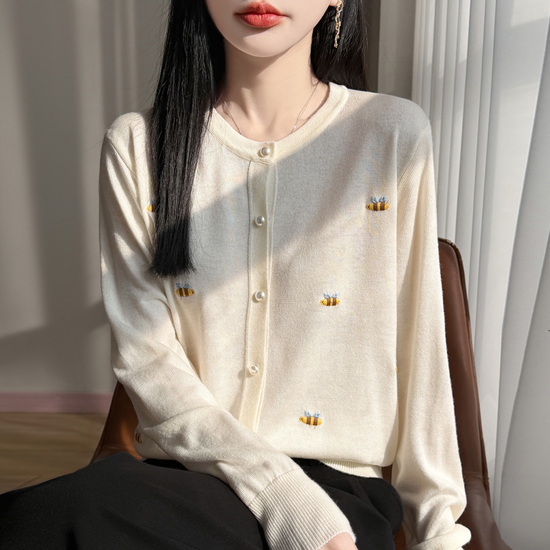 新款小蜜蜂刺绣圆领针织开衫春秋宽松百搭女外套