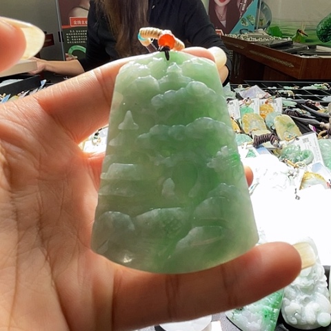 翡翠未镶嵌颈饰一个