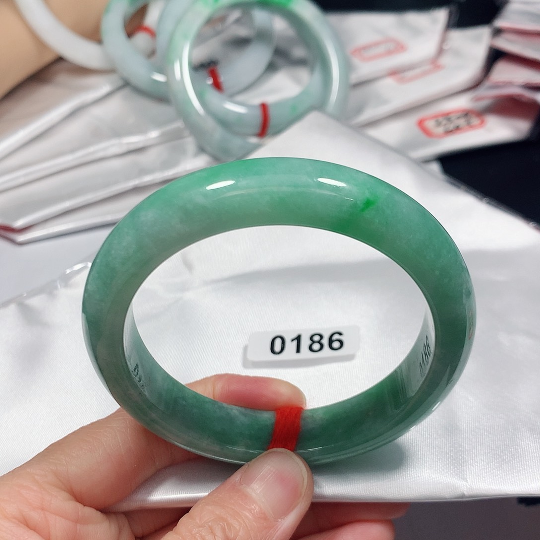 翡翠手镯未镶嵌天然缅甸A货翡翠手镯