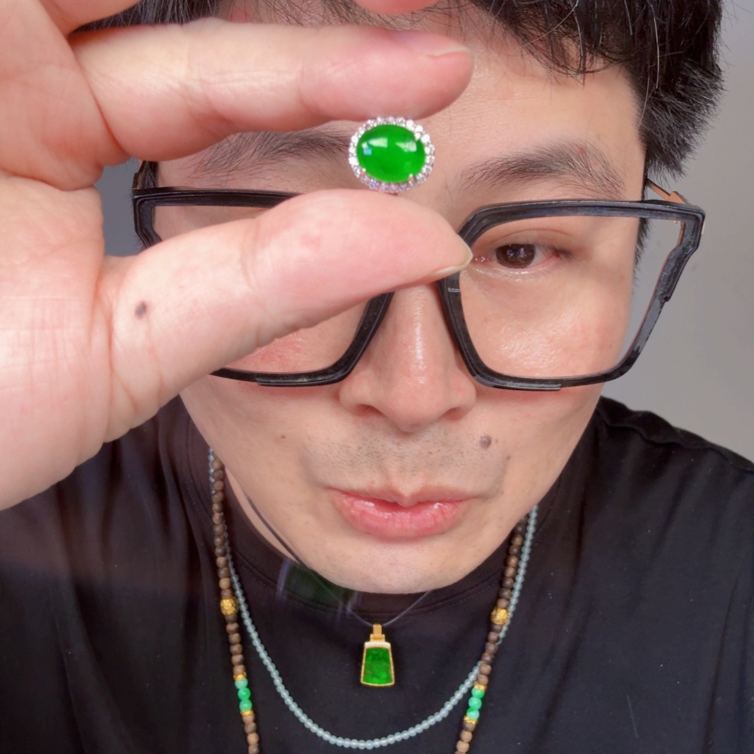 翡翠未镶嵌颈饰一件