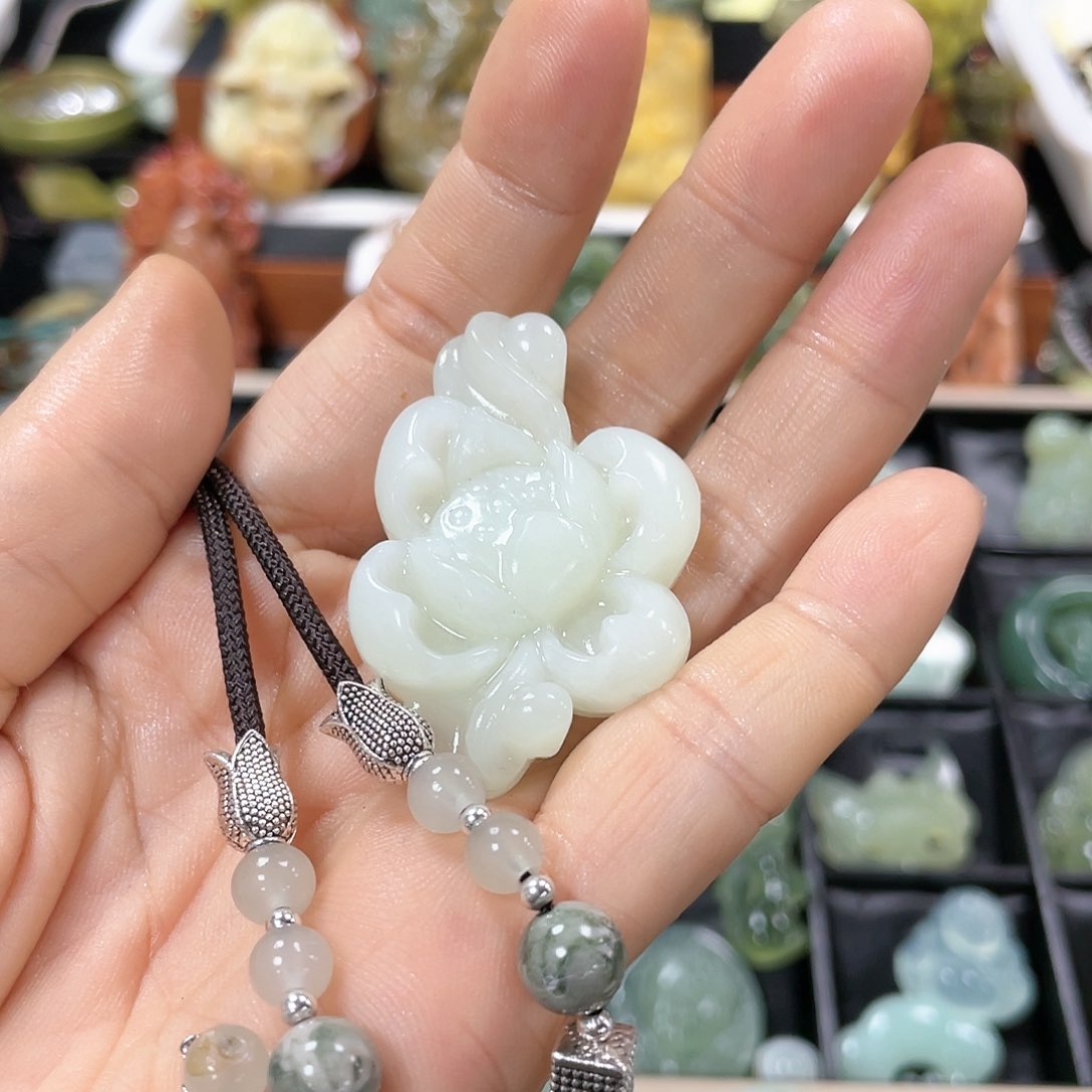 蛇纹石玉颈饰合金