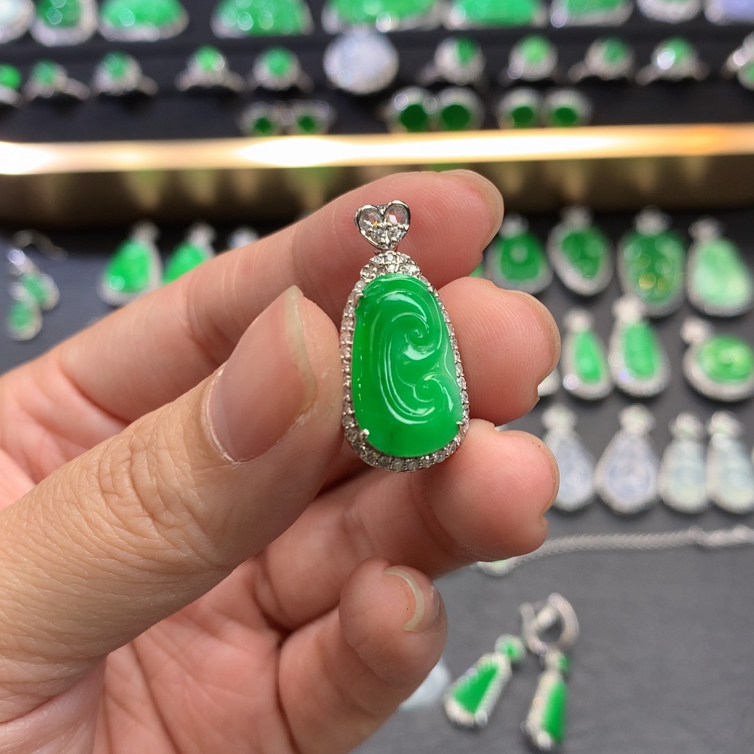 翡翠吊坠(不含链)18K金镶嵌