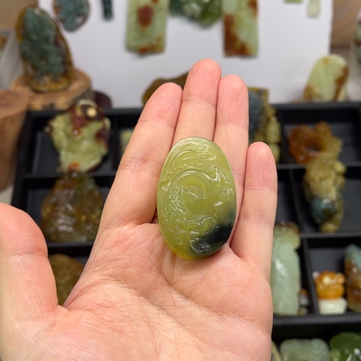 蛇纹石玉未镶嵌颈饰