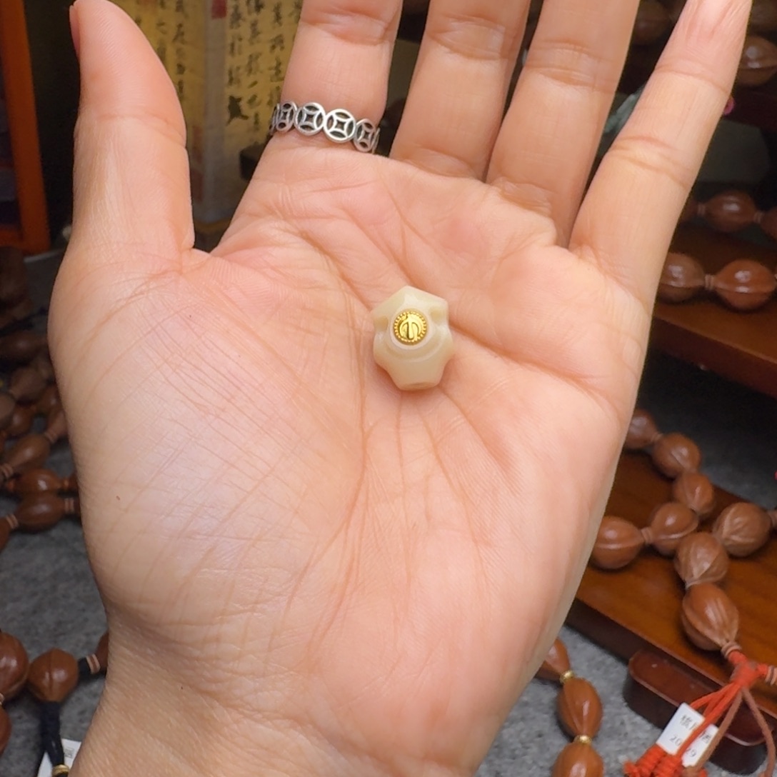 y***r橄榄核手串三通镶嵌雪花琉璃