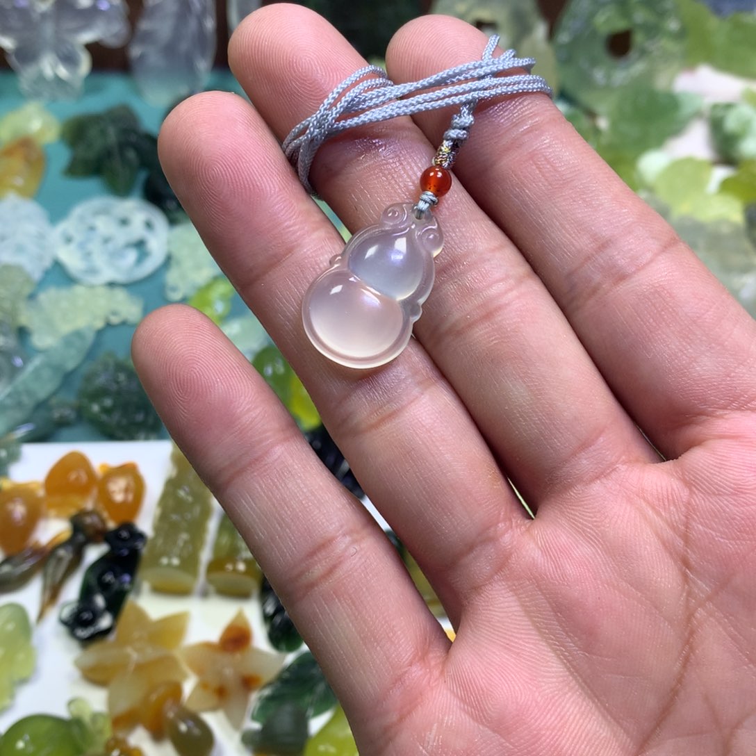 岫玉颈饰未镶嵌葫芦