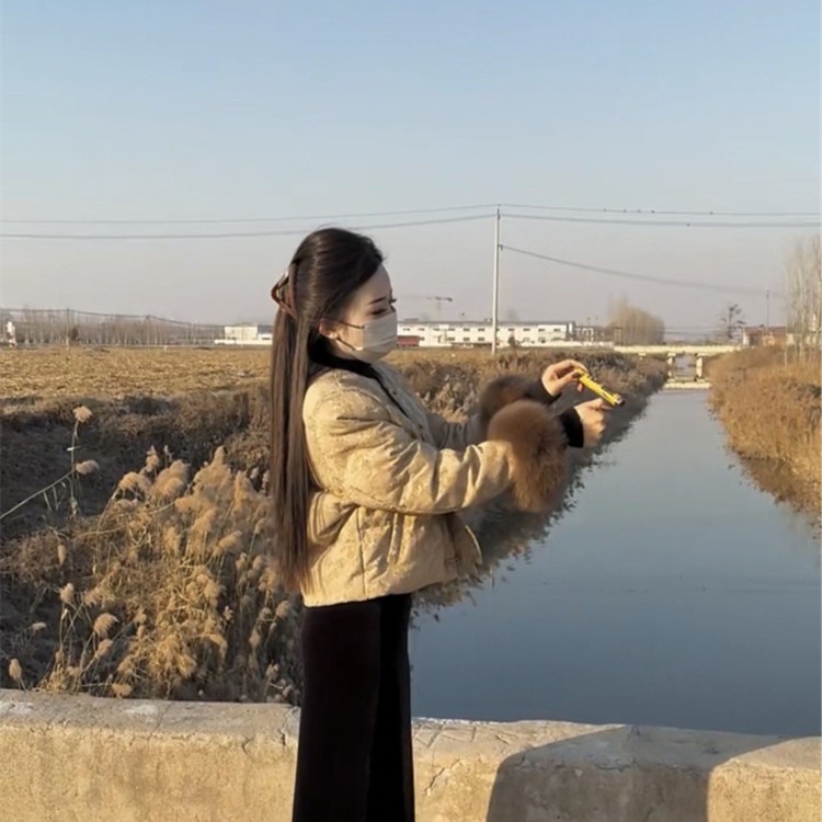 2025秋冬新款典雅风尚名媛女士纯色宽松百搭毛毛袖口国风棉服外套