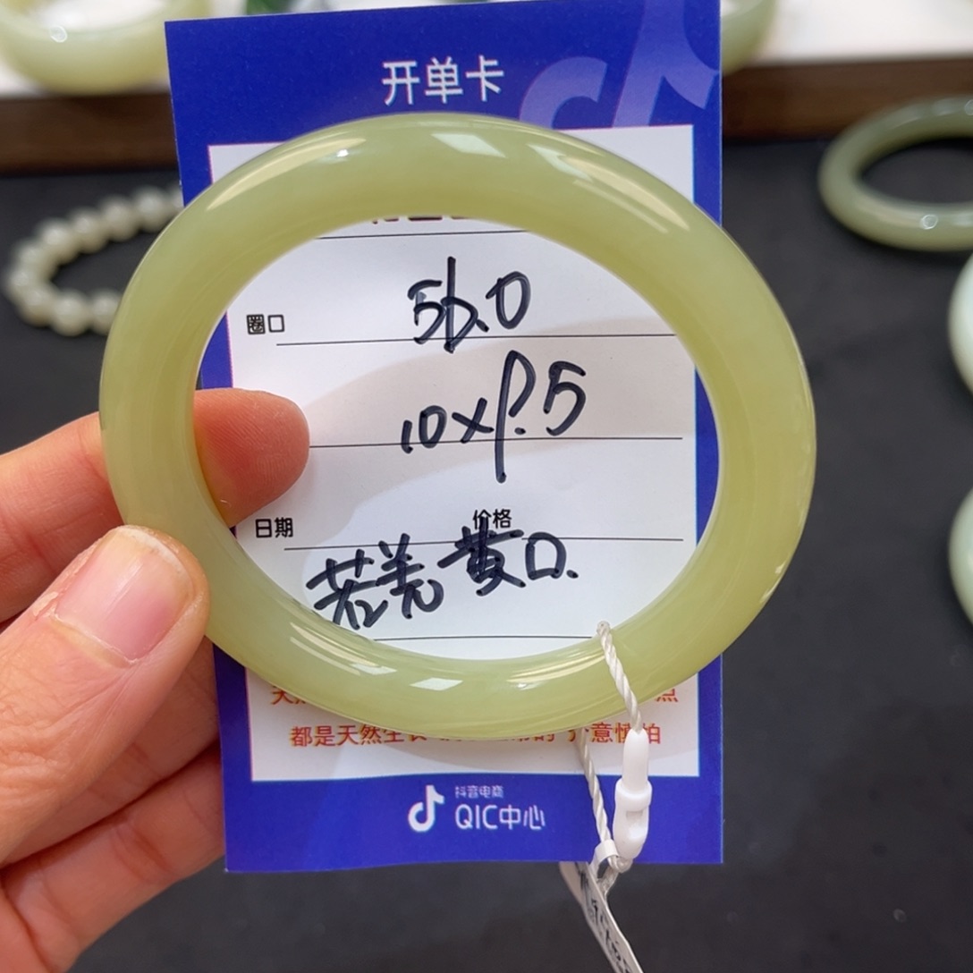 小***萌和田玉未镶嵌手镯