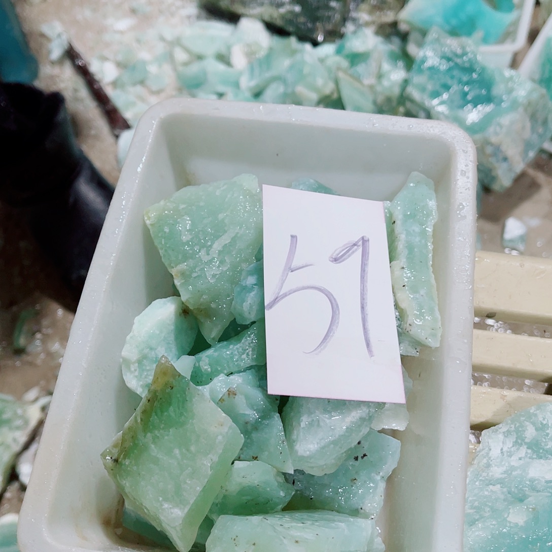 茜***盛蛇纹石玉未镶嵌原石