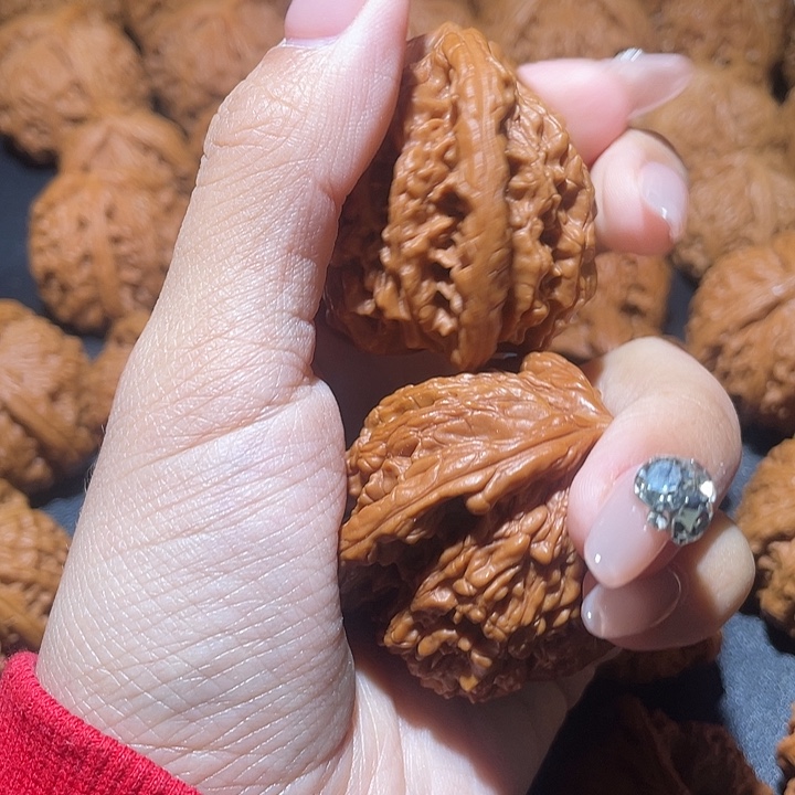 用***8文玩核桃吊坠小妹三棱