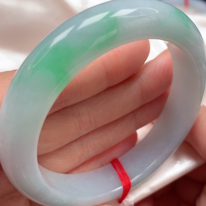 翡翠手镯未镶嵌冰胶阳绿飘花29号