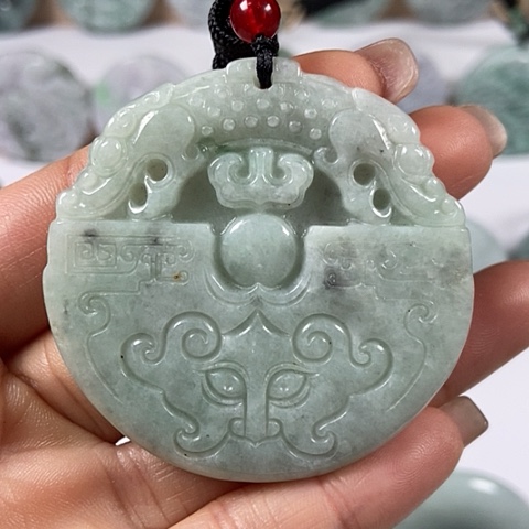 翡翠颈饰未镶嵌饕餮福利洒乌鸡料