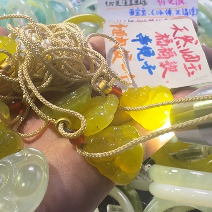 蛇纹石玉未镶嵌颈饰