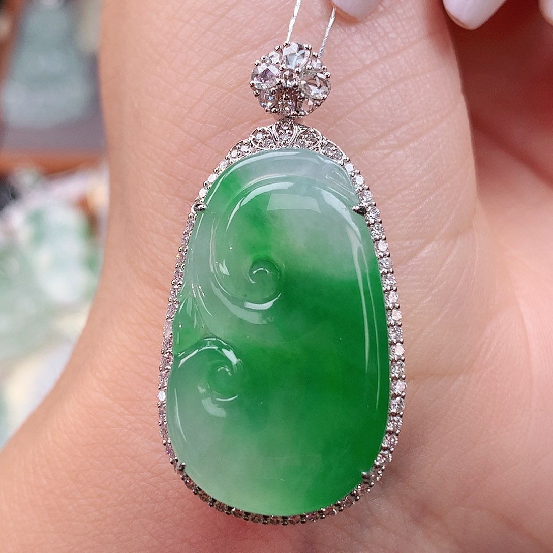 颈饰18K金镶嵌翡翠如意