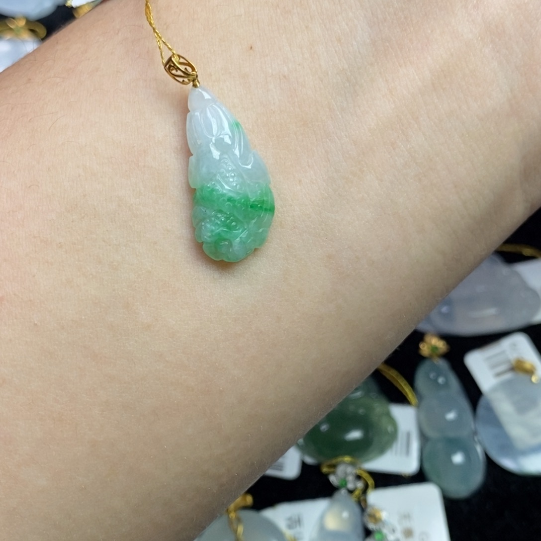 翡翠18K金镶嵌颈饰白菜