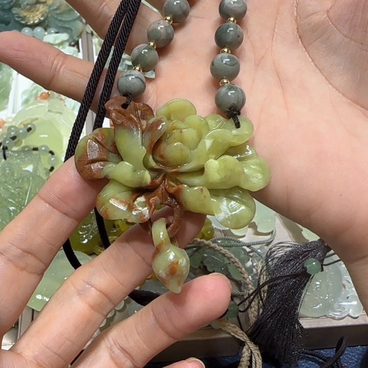 蛇纹石玉吊坠未镶嵌