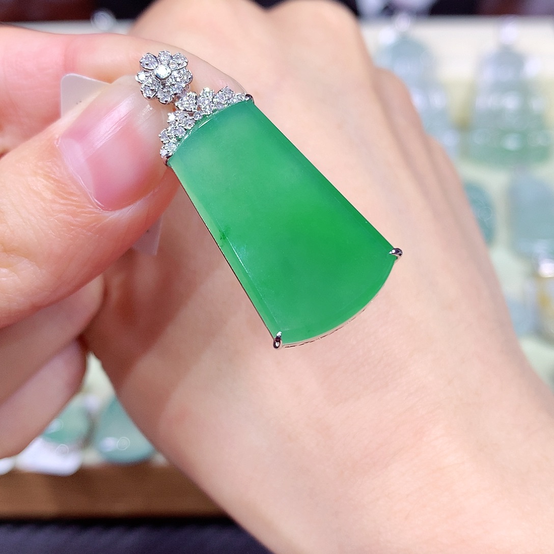 翡翠18K金镶嵌颈饰绿无事牌