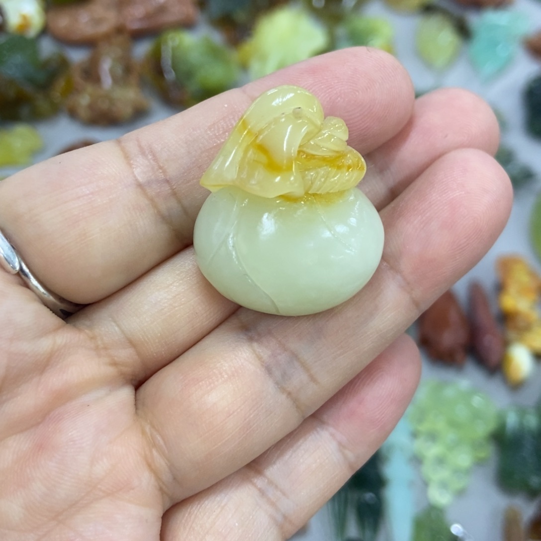 蛇纹石玉未镶嵌挂件