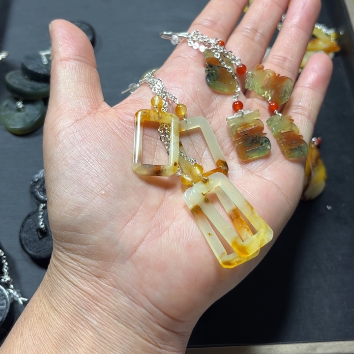 蛇纹石玉未镶嵌耳饰