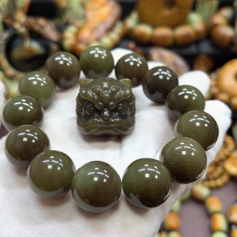 未镶嵌岫岩河磨玉（透闪石质玉）挂件
