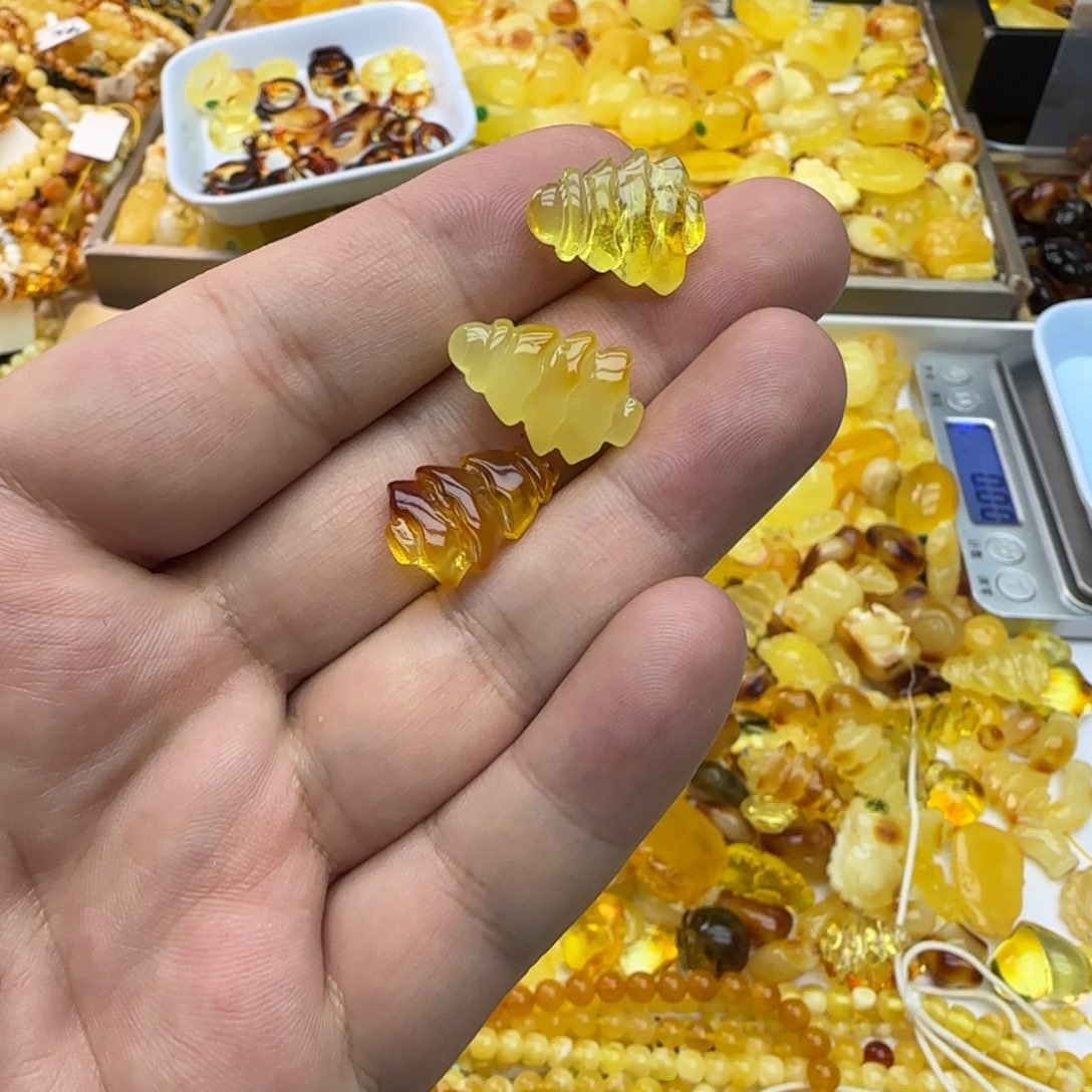 嘭***~琥珀未镶嵌裸石2.44克