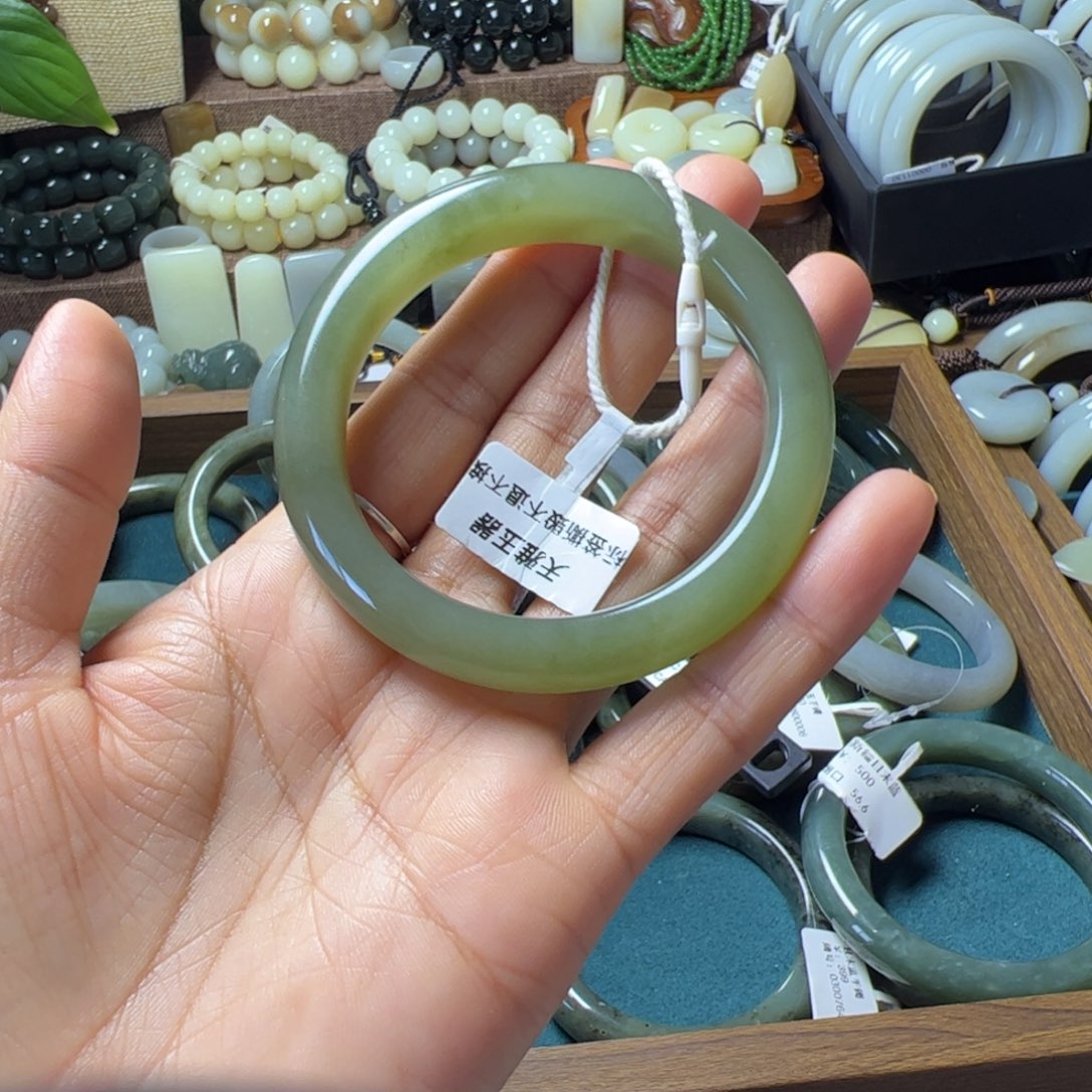 小***我和田玉（糖玉）未镶嵌手链