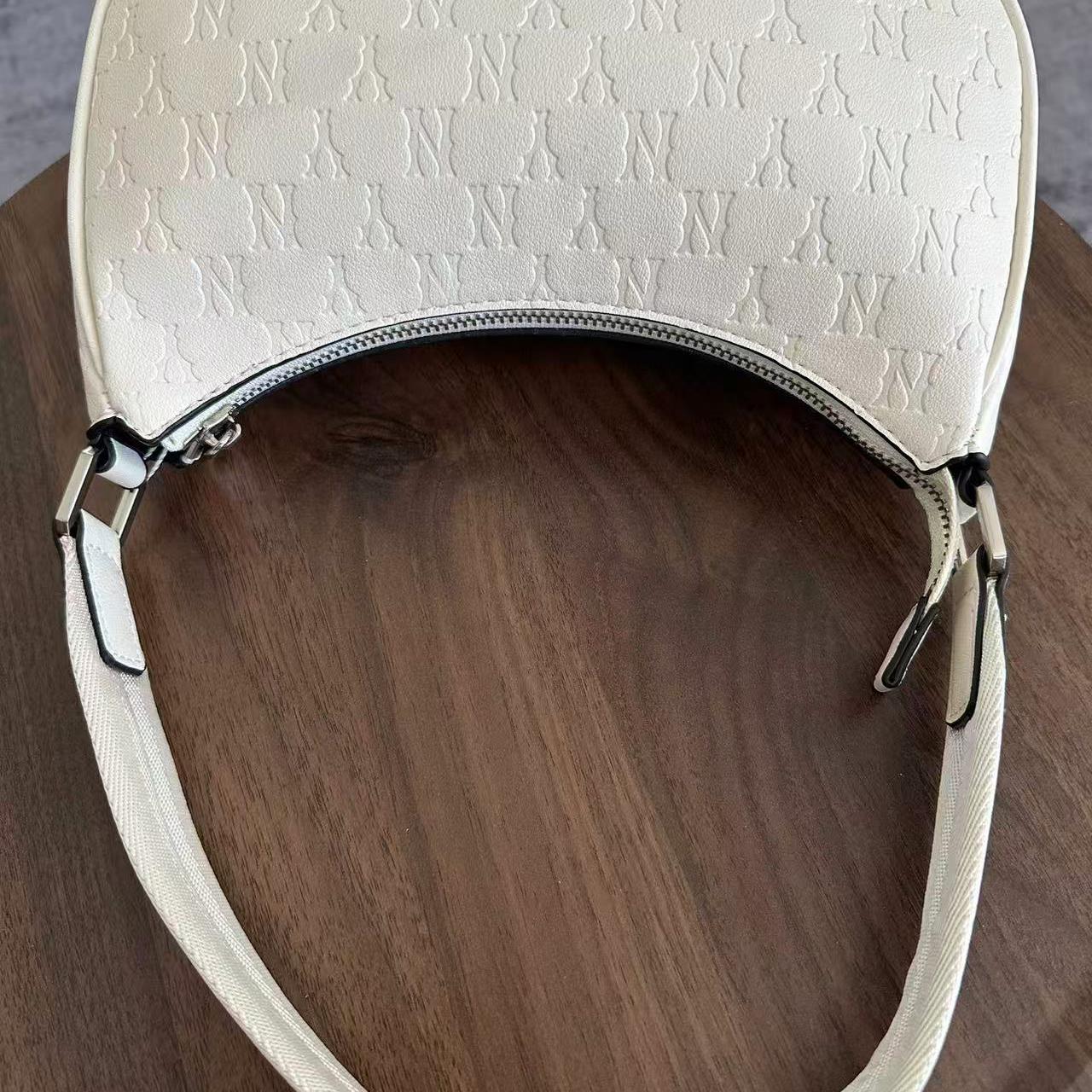 女士百搭精致腋下小包