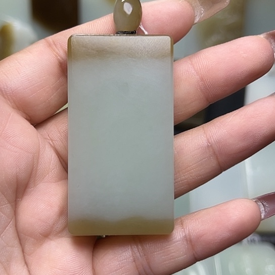 颈饰未镶嵌和田玉（糖玉）沙**鹰