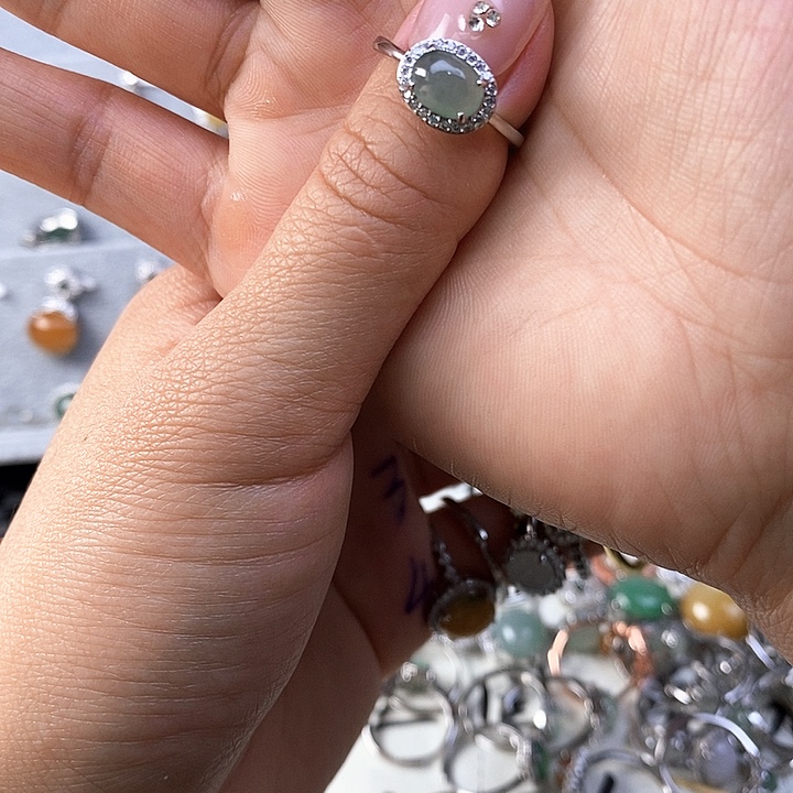 拖***瓶翡翠未镶嵌戒指缅甸