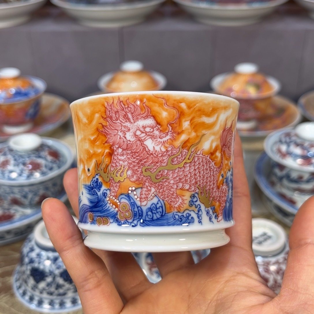 手绘仿清矾红麒麟容天杯