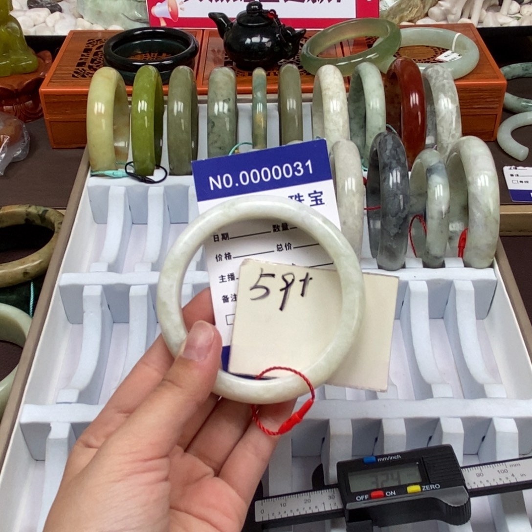 蛇纹石玉未镶嵌手镯