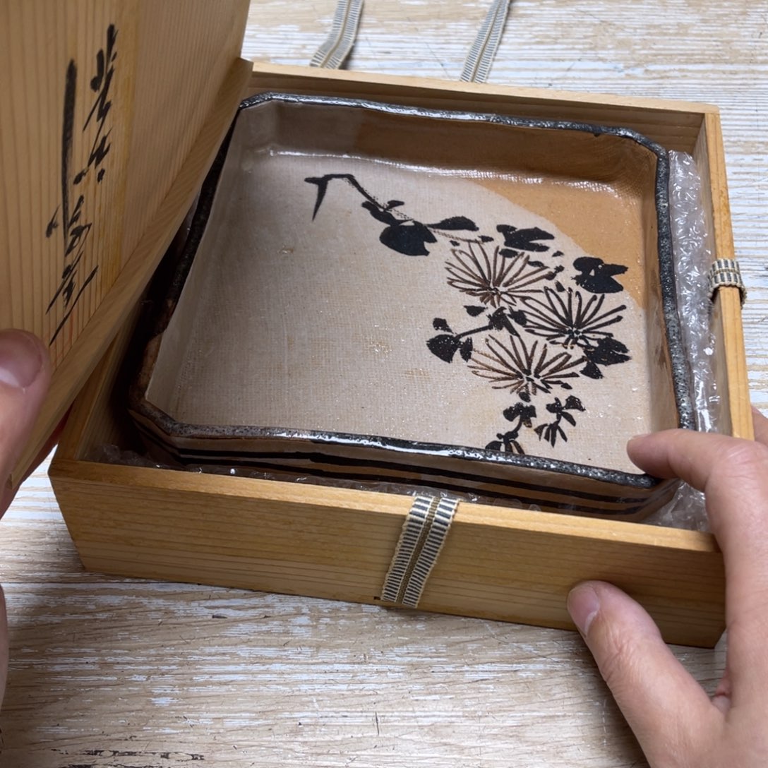 瓷片已*置密密麻麻地排列着一个