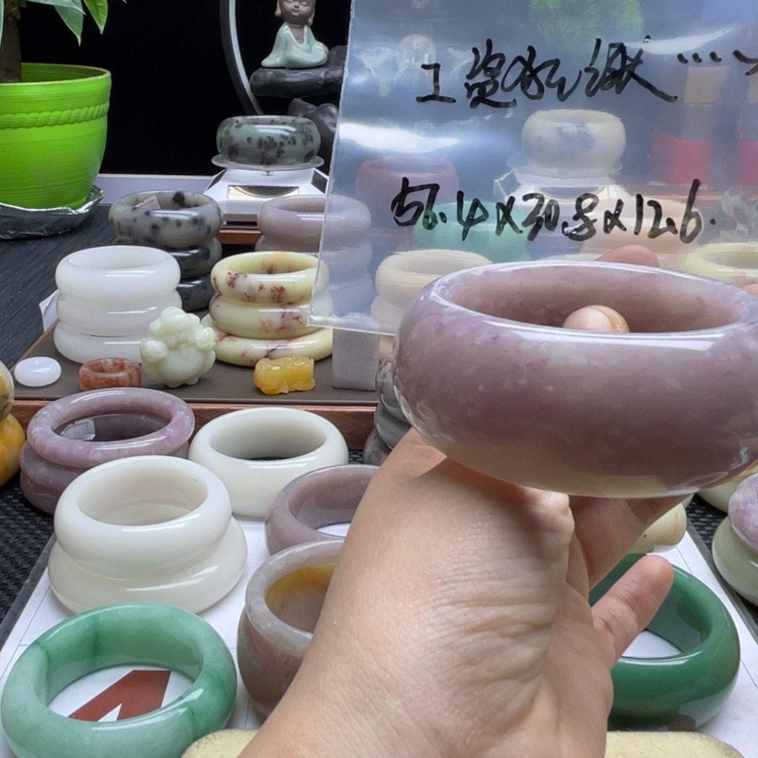 工***忙石英岩玉未镶嵌手镯