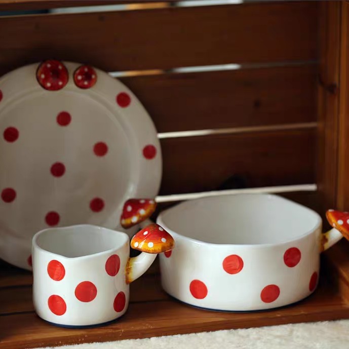 可爱ins风红色波点蘑菇盘子高温釉下彩异形陶瓷家用餐具创意