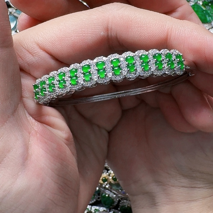 翡翠颈饰未镶嵌天然A货翡翠放漏