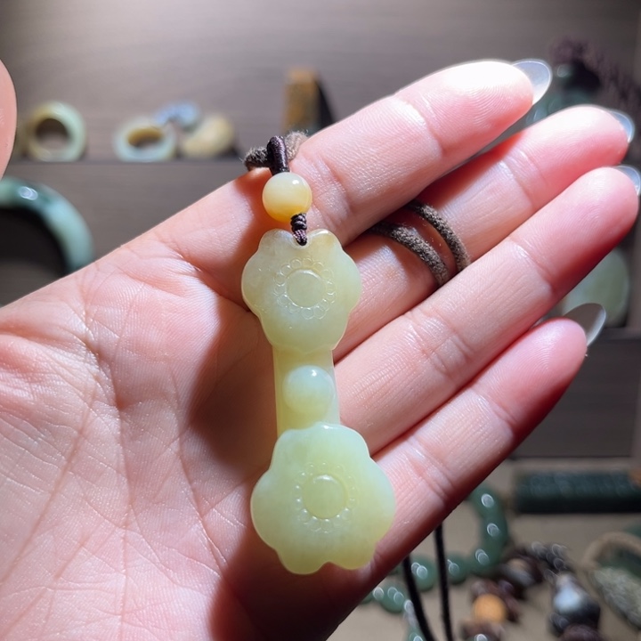 颈饰未镶嵌岫岩老玉（透闪石质玉）