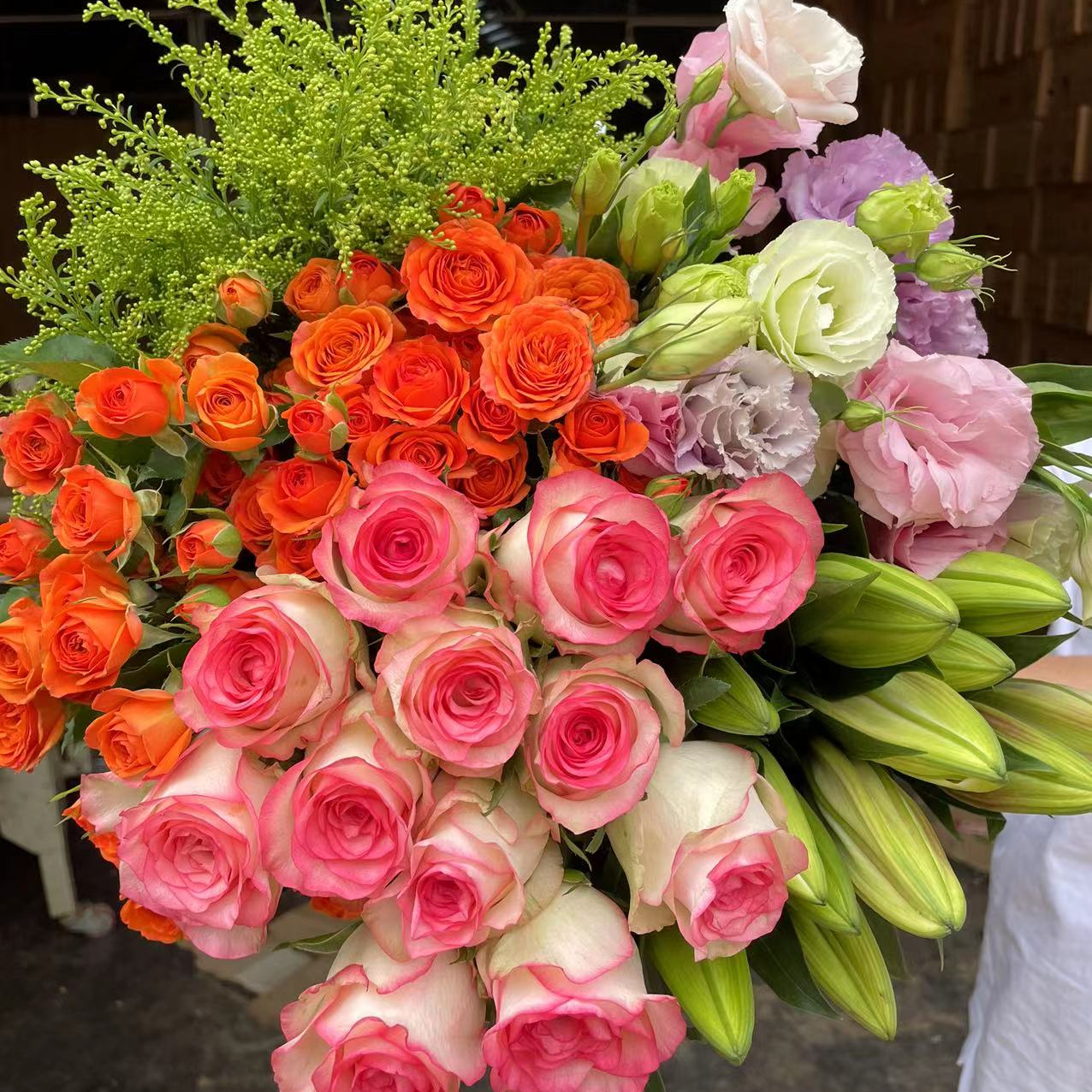 艾莎玫瑰10枝+香水百合10朵+多头玫瑰+洋桔梗+配草1扎  云南直发