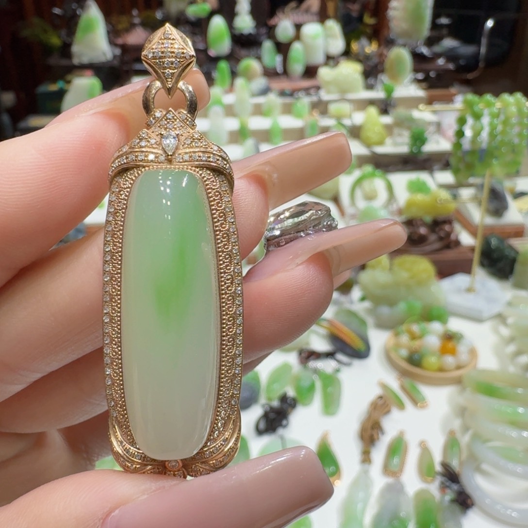 和田玉（翠青玉）18K金镶嵌颈饰