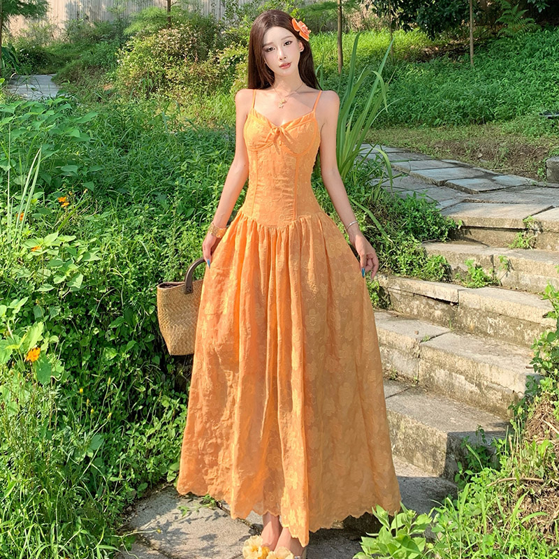 法式度假风刺绣吊带连衣裙女夏氛围感旅游拍照长裙风情万种的裙子