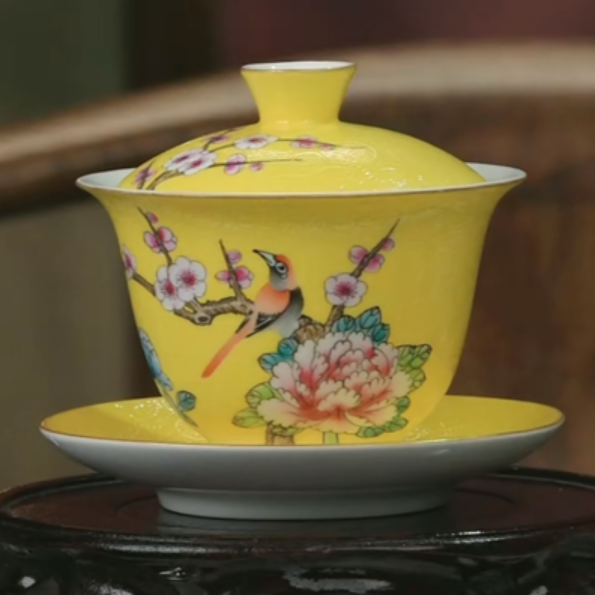 M黄地轧道粉彩花鸟纹三才盖碗