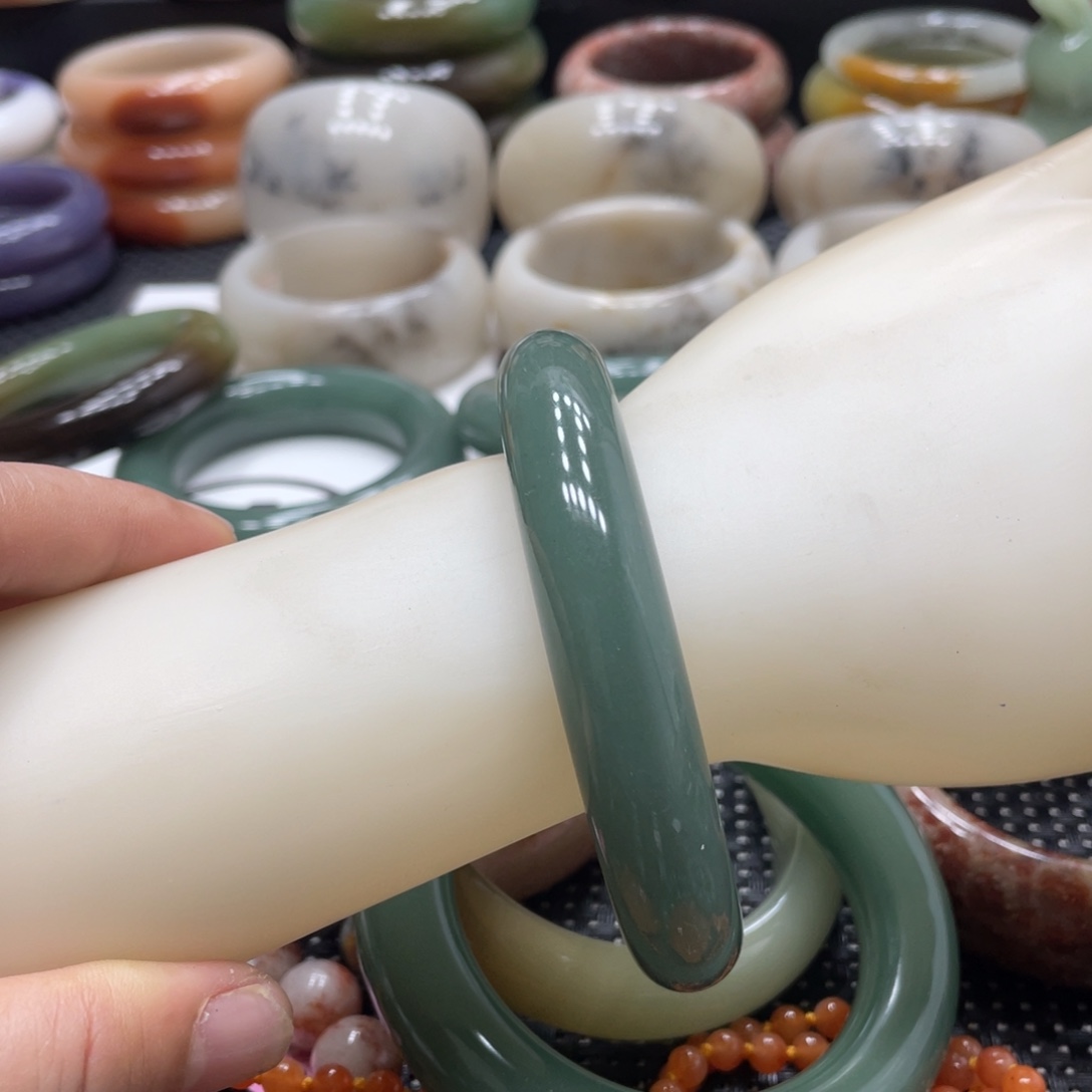 红***豆石英岩玉未镶嵌手镯