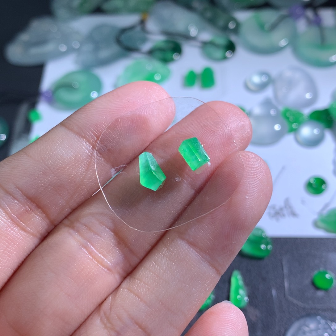 翡翠颈饰未镶嵌切割