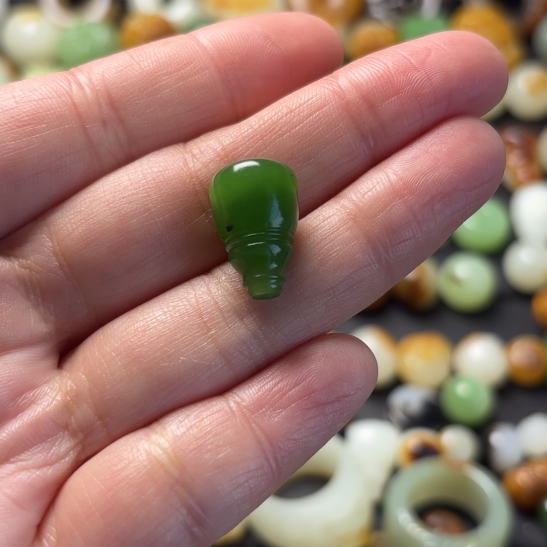 和田玉颈饰未镶嵌?**斗